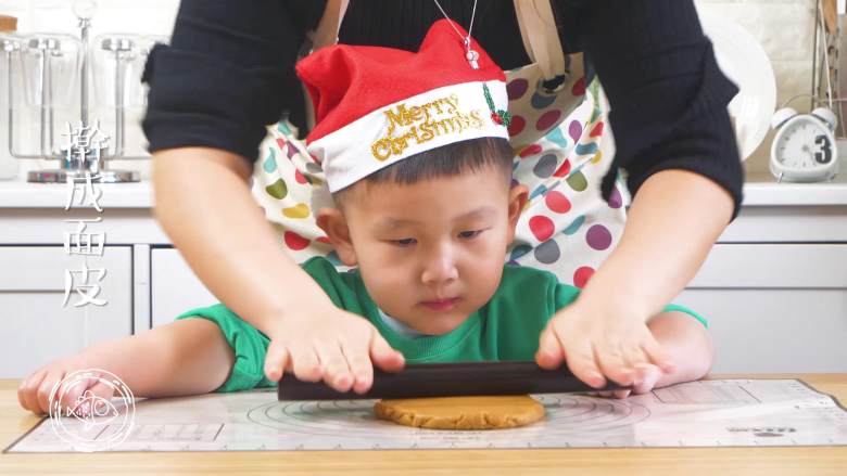 12m+姜饼人(宝宝辅食),然后拿出来,稍微揉一下擀开~