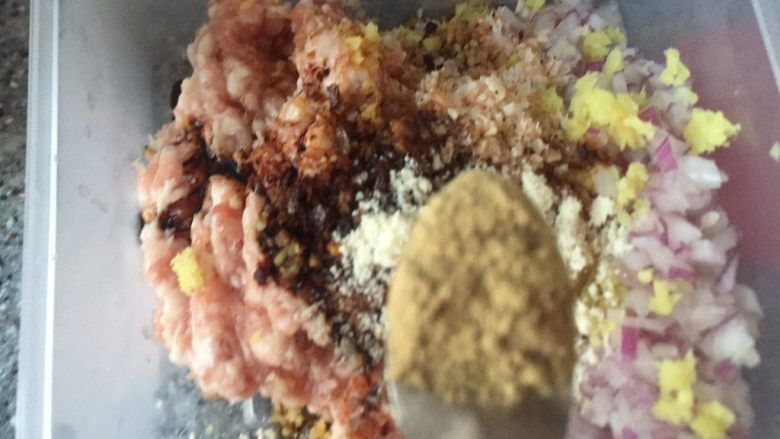 乡味~重庆小吃红油抄手,放入饺子料粉。