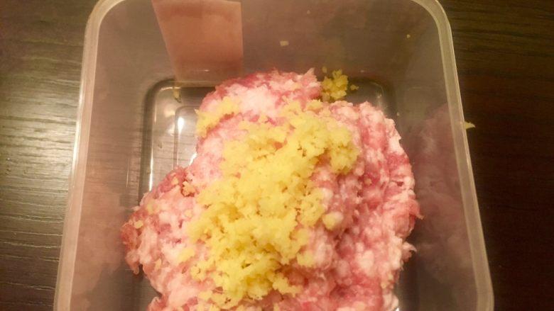 乡味~重庆小吃红油抄手,剁好的姜末放入剁好的肉馅中。