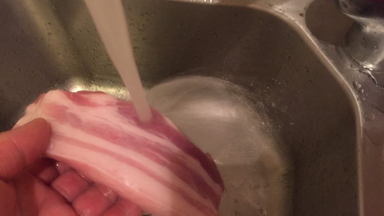 乡味~重庆小吃红油抄手,温水冲洗干净。