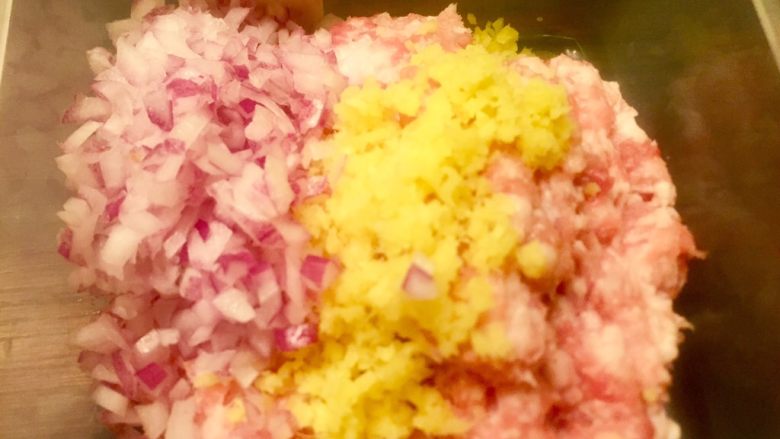 乡味~重庆小吃红油抄手,放入肉馅中。