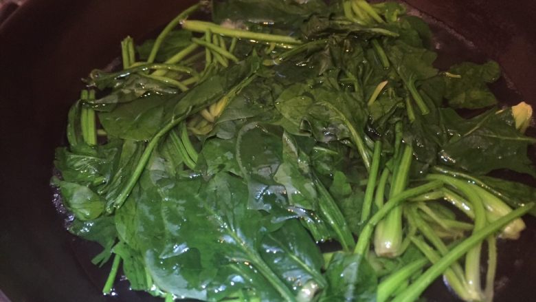 乡味~重庆小吃红油抄手,这会儿烧开水烫菠菜了。当然菠菜要提前洗净的。