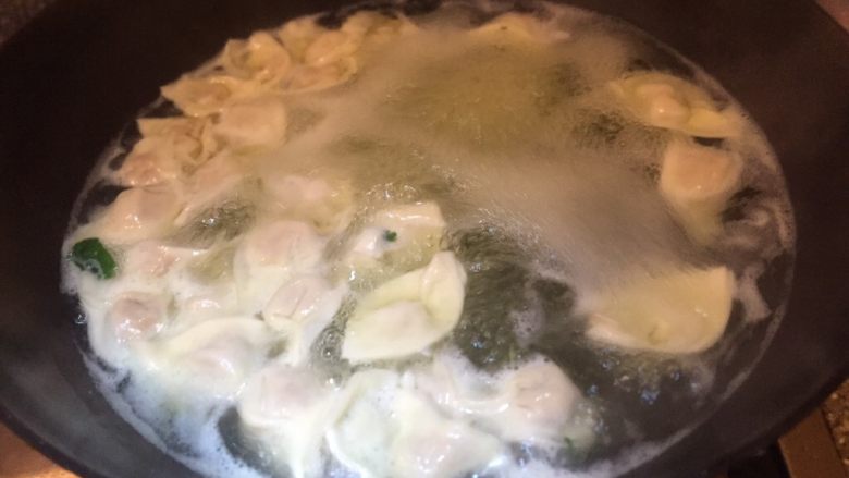 乡味~重庆小吃红油抄手,开锅在加入冷水,在开起就可以捞出了。