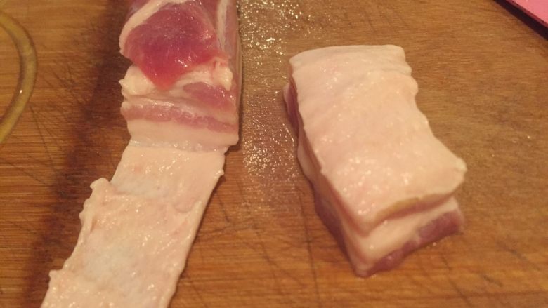 乡味~重庆小吃红油抄手,去皮切片。