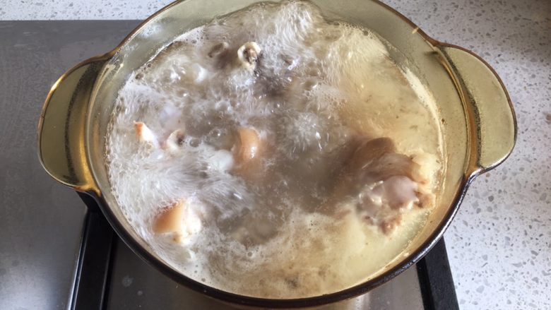 四川+老妈蹄花,大火煮开后转中火煮15分钟,充分煮出血水