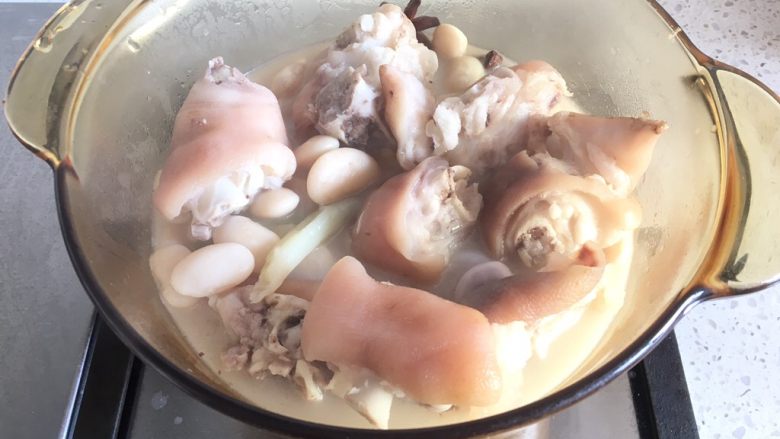 四川+老妈蹄花,汤汁这个时候已经成奶白色,关火