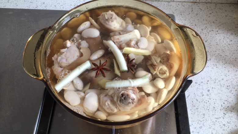 四川+老妈蹄花,重新换水烧一锅热水,把煮过猪蹄的水倒掉,加入大葱段、<a style='color:red;display:inline-block;' href='/shicai/ 695'>八角</a>、姜片、泡发好的白芸豆,先大火煮开