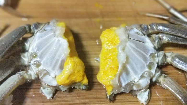 吮指香辣蟹,带脚的蟹身中间切开