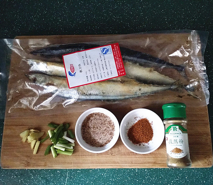 烤秋刀鱼,备好食材,将<a style='color:red;display:inline-block;' href='/shicai/ 364'>秋刀鱼</a>室温自然化冻