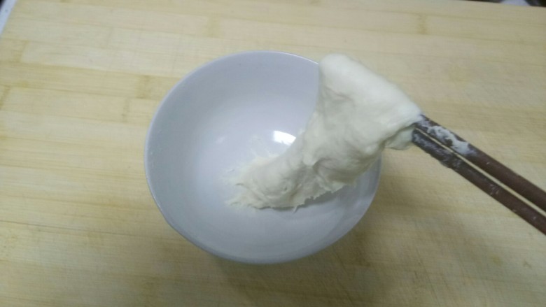 苹果鸡蛋疙瘩汤+韭菜馍,面粉中加入适量水活成能用筷子挑起的面团,加入适量水泡着。