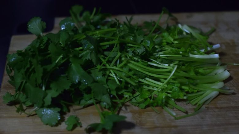 超快手香菜炒牛肉,做之前将牛肉从冰箱取出回温。同时洗干净<a style='color:red;display:inline-block;' href='/shicai/ 131'>香菜</a>，沥水后切段。