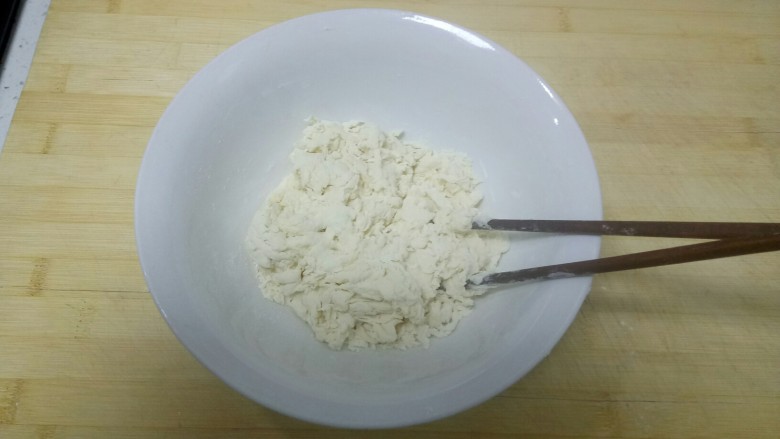 苹果鸡蛋疙瘩汤+韭菜馍,加入适量水搅拌成无干粉,面粉适当软点。