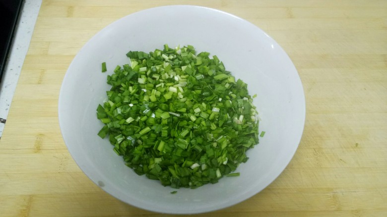 苹果鸡蛋疙瘩汤+韭菜馍,盛入碗中,加入适量<a style='color:red;display:inline-block;' href='/shicai/ 847'>香油</a>,搅拌均匀。
