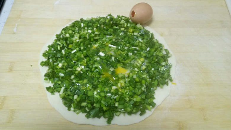 苹果鸡蛋疙瘩汤+韭菜馍,鸡蛋顶部刻一个小孔,把鸡蛋均匀的撒在韭菜上。