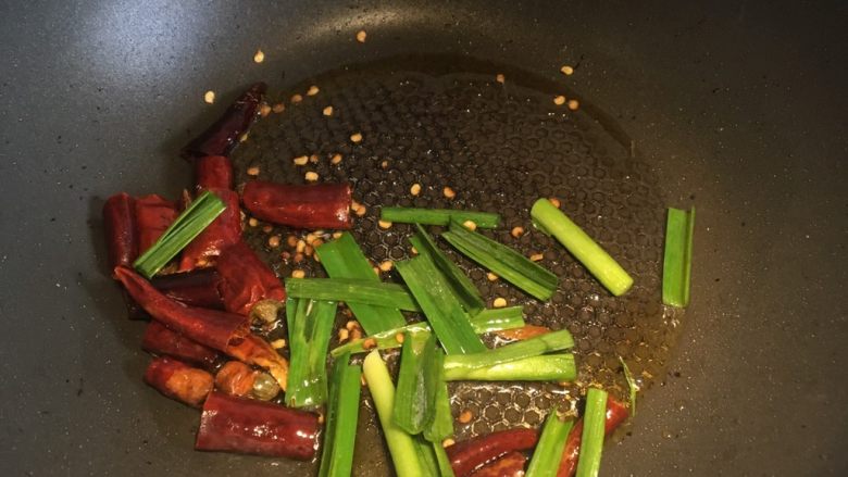 贵州+酸菜炒汤圆,另起炒菜锅,倒入一点点菜籽油,先下<a style='color:red;display:inline-block;' href='/shicai/ 86474'>干辣椒</a>和蒜苗爆香