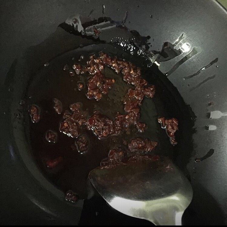 家庭少油版 鱼香茄子,冷锅放适量油,这款茄子不需要太多油哈!放一勺<a style='color:red;display:inline-block;' href='/shicai/ 705'>豆瓣酱</a>开小火慢熬