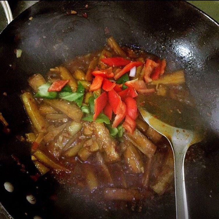 家庭少油版 鱼香茄子,放青红椒翻炒,放少许<a style='color:red;display:inline-block;' href='/shicai/ 134340'>黑胡椒粉</a>调味,大火收汁