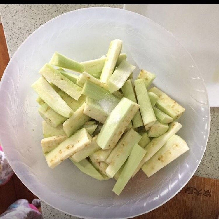 家庭少油版 鱼香茄子,放少量盐抓匀,腌制10分钟(盐不要放太多,会咸的)