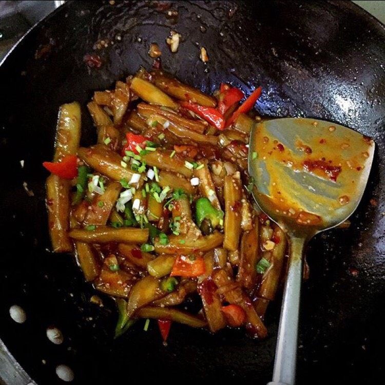 家庭少油版 鱼香茄子,汁收干,放<a style='color:red;display:inline-block;' href='/shicai/ 157'>小葱</a>关火拌匀即可