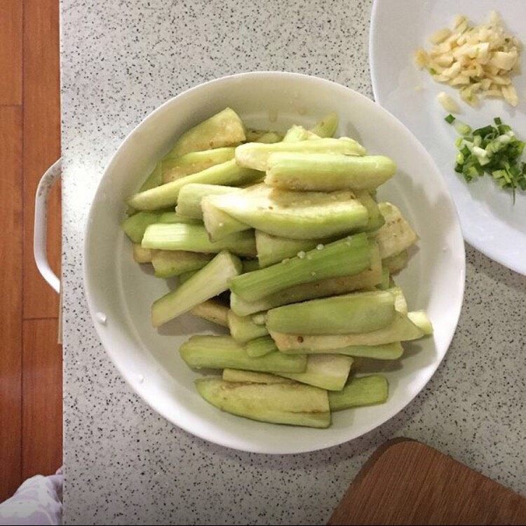 家庭少油版 鱼香茄子,茄子挤去部分水份，不要挤太干稍挤即可