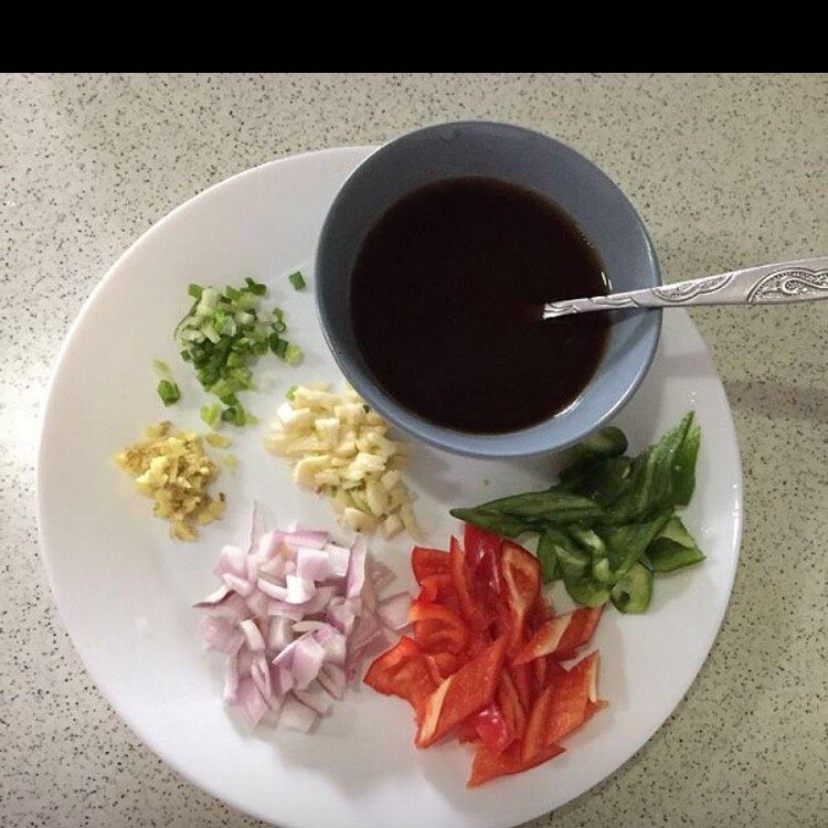 家庭少油版 鱼香茄子,准备葱姜蒜末、<a style='color:red;display:inline-block;' href='/shicai/ 29'>洋葱</a>切丁、青红椒切小块
准备碗汁:生抽、糖、蚝油、醋、生粉,清水调匀备用