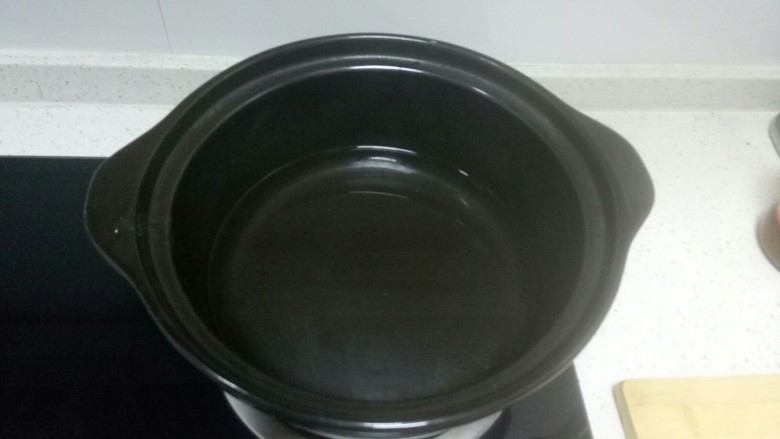 苹果鸡蛋疙瘩汤+韭菜馍,砂锅中放入适量水,水开后倒入碗里的水。