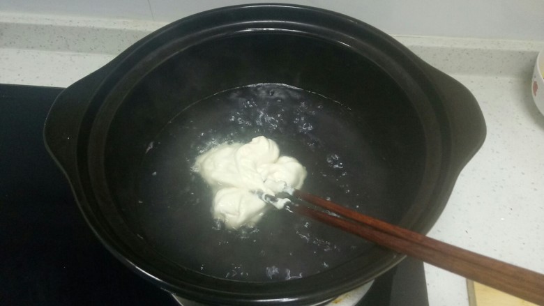 苹果鸡蛋疙瘩汤+韭菜馍,水再煮开后,倒入面团顺时针留着锅底不停的搅拌。