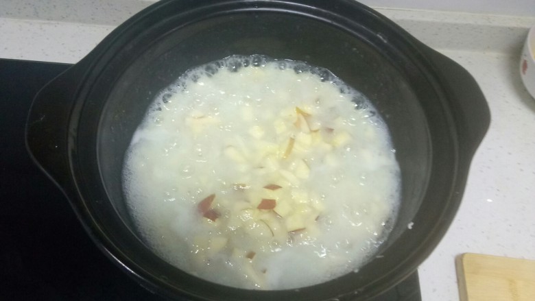 苹果鸡蛋疙瘩汤+韭菜馍,疙瘩汤煮8分钟后,加入切碎的苹果粒。
