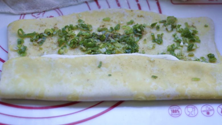 葱香掉渣饼,把面片在进行一次三折