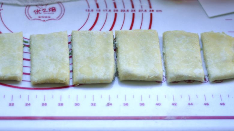 葱香掉渣饼,把面平均分成6等份,