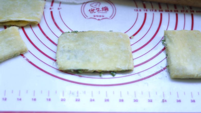 葱香掉渣饼,依次将其擀薄