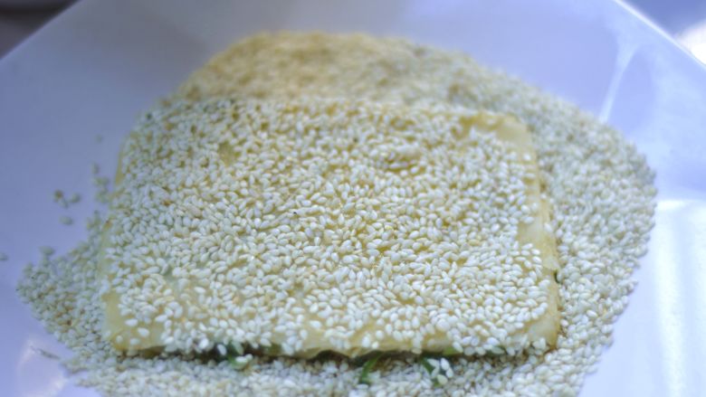 葱香掉渣饼,翻个继续沾上芝麻