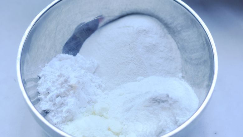彩色冰皮月饼,先把准备好的粉类材料,放入干净的盆内