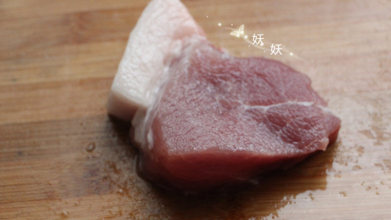 太阳蒸蛋,将猪肉洗干净,肉质的选择会直接影响成品的口感,建议用肉质细嫩的<a style='color:red;display:inline-block;' href='/shicai/ 965'>前腿肉</a>。
