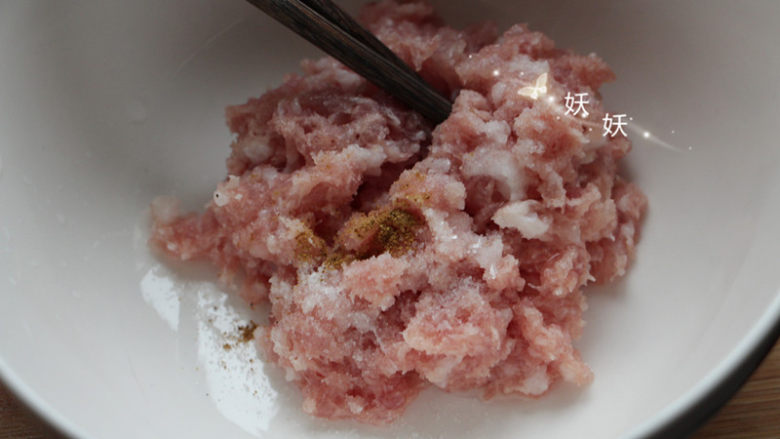 太阳蒸蛋,加盐,<a style='color:red;display:inline-block;' href='/shicai/ 829'>十三香</a>用筷子往同一方向搅打上劲。