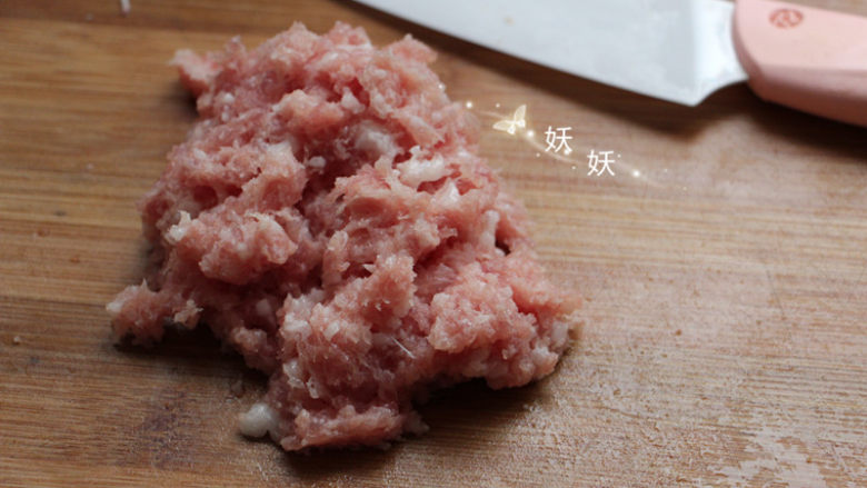 太阳蒸蛋,然后加一小勺葱姜水,用绞肉机或者料理机几秒钟就可以打成肉泥。