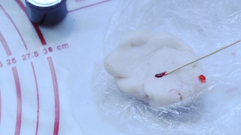 彩色冰皮月饼,取小块冰皮材料,用牙签沾一滴食用色素