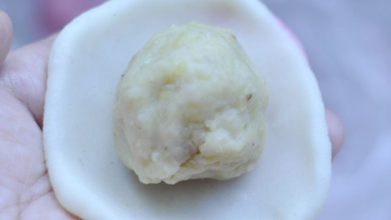 彩色冰皮月饼,将面团和馅料按每个25克分开,面团里每个加点红色的,取一份放入馅料