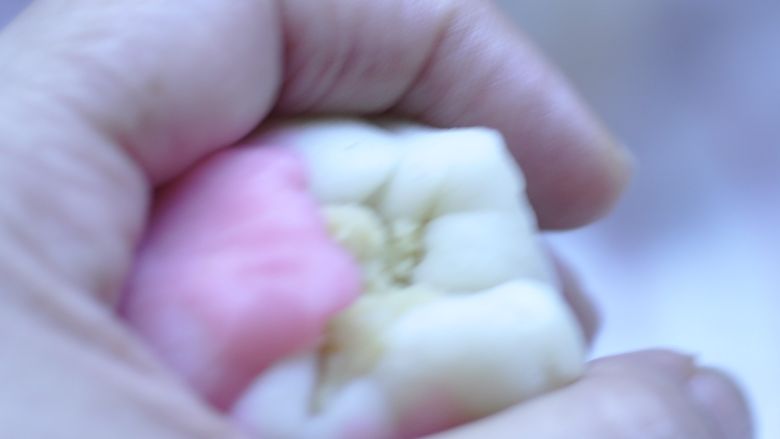 彩色冰皮月饼,然后慢慢向上推动冰皮。