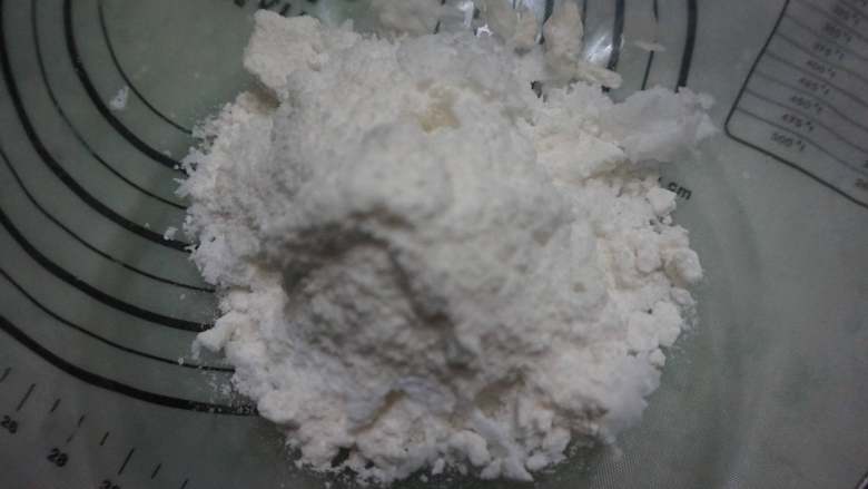 奇亚籽藜麦玛格丽特小饼,在碗中加入35g糖粉,将糖粉与椰子油充分融合