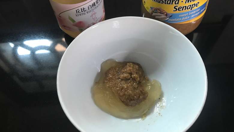 芥末果酱饺子派,把甜芥末和果酱1:1混匀。