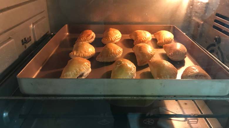 芥末果酱饺子派,入预热好的烤箱,上下火,180度,20-25分钟左右。