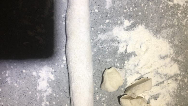 西葫芦鸡蛋水煎饺,把面揉成长条状 用刀上下滚刀切 当然也可以买现成的饺子皮 不过要说好吃嘛 还是自己擀面皮好吃