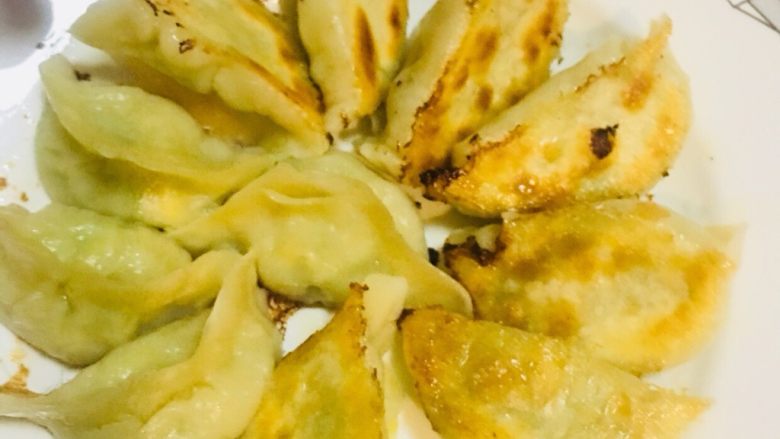 西葫芦鸡蛋水煎饺,最喜欢饺子底部面皮的焦香 香喷喷的煎饺出锅了 还可以撒水淀粉做成冰花饺子 只是多了一个步骤而已 好吧原谅我的懒 我要去吃饺子了