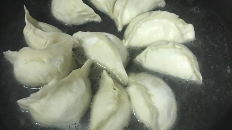 西葫芦鸡蛋水煎饺,然后加水 到饺子的三分之一处就可以了 如果是肉馅就多加点水 然后盖锅盖闷 最好透明的 方便观察