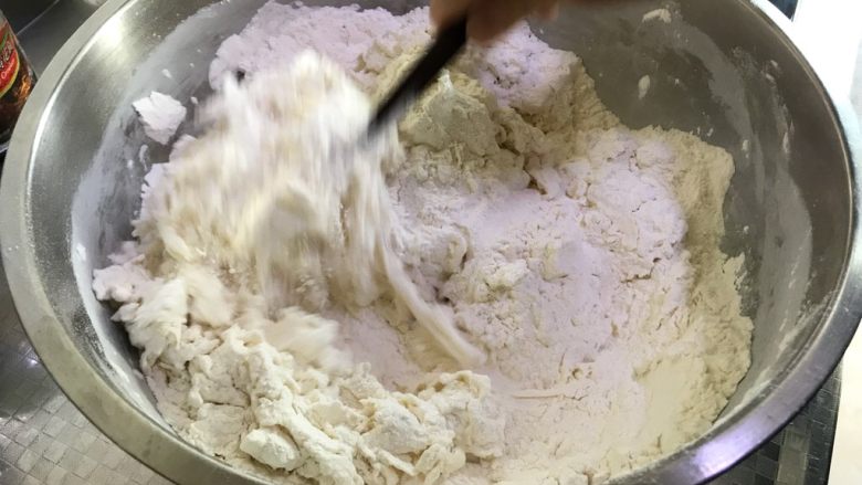 龙利鱼韭菜水饺,边倒入冷水边搅拌面粉,少量多次加入