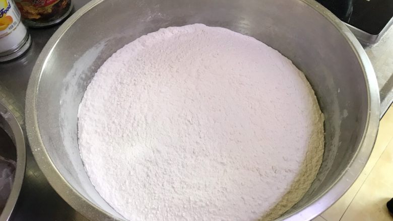 龙利鱼韭菜水饺,取适量面粉放入盆中,多少量根据家里吃饭的人数