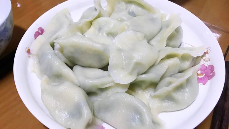龙利鱼韭菜水饺,水开后放饺子,用铲子沿锅边轻轻搅拌防止粘锅,饺子飘起来后煮开加凉水,反复三次饺子就熟了,捞出来就可以享用美味了