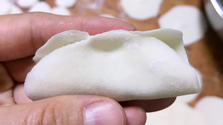 龙利鱼韭菜水饺,折叠起来,中间捏一下