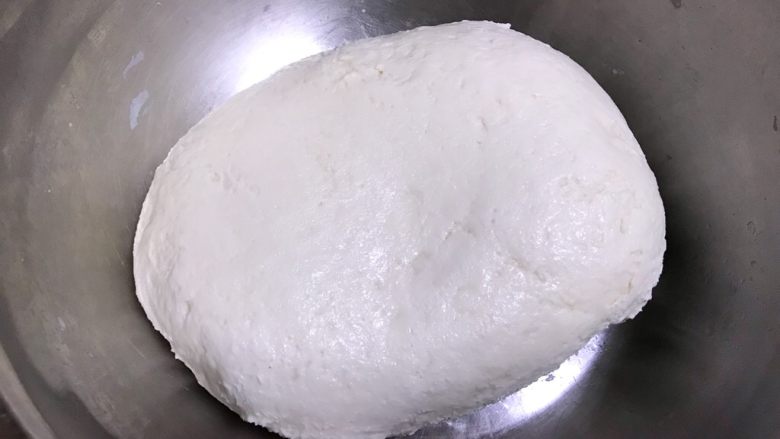 龙利鱼韭菜水饺,揉成较光滑的面团,然后盖盖子或者保鲜膜醒面半小时
